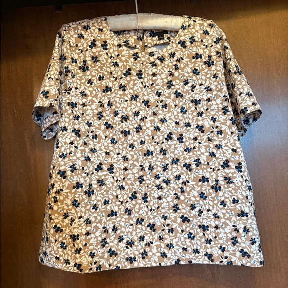 Ann Taylor Tops - Ann Taylor Short-Sleeve Floral Tee in Tan, Black and White